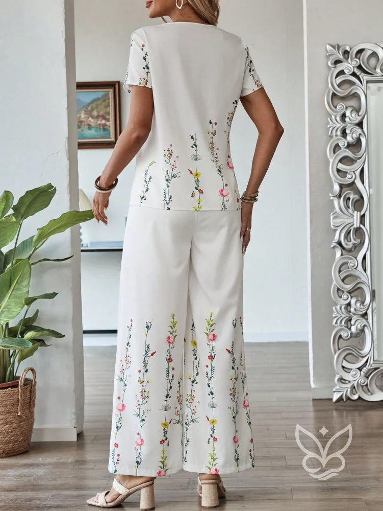 Conjunto Floral Com Blusa De Manga Curta E Calça Pantalona Conjunto Floral Com Blusa De Manga Curta E Calça Pantalona