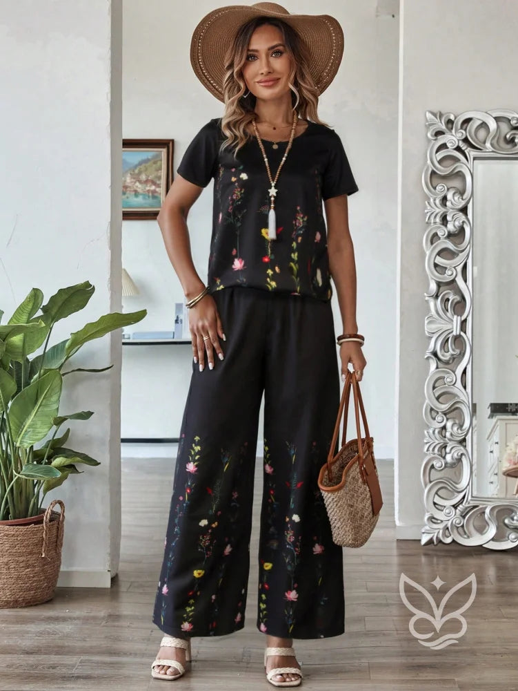 Conjunto Floral Com Blusa De Manga Curta E Calça Pantalona Conjunto Floral Com Blusa De Manga Curta E Calça Pantalona