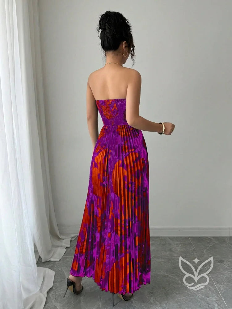 Vestido Bandeau Plissado Com Cintura Marcada E Estampa Tie Dye Vestido Bandeau Plissado Com Cintura Marcada E Estampa