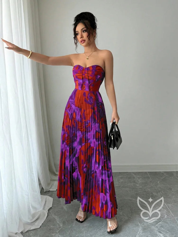 Vestido Bandeau Plissado Com Cintura Marcada E Estampa Tie Dye Vestido Bandeau Plissado Com Cintura Marcada E Estampa