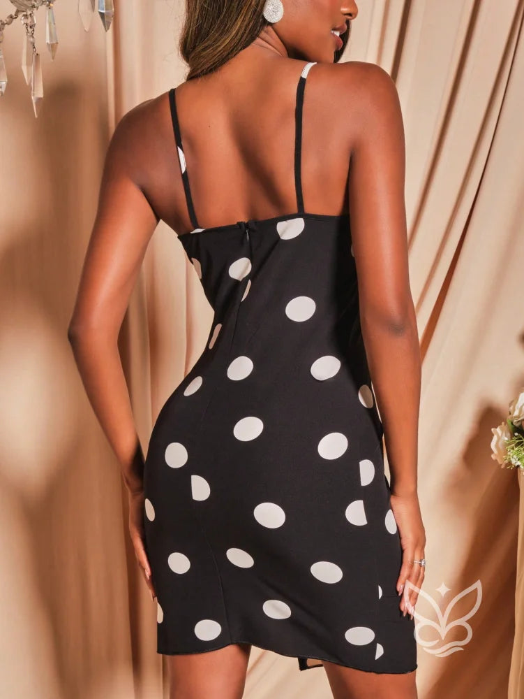 Vestido Curto Com Alças Finas Estampa Poá E Fenda Na Barra Vestido Curto Com Alças Finas Estampa Poá E Fenda Na Barra