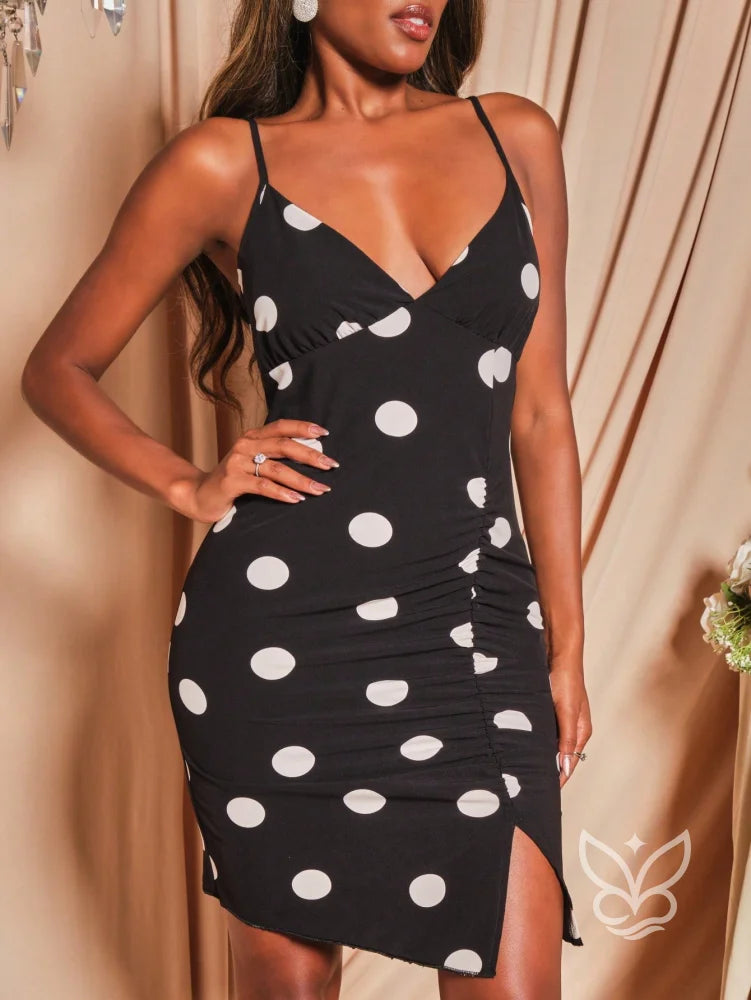 Vestido Curto Com Alças Finas Estampa Poá E Fenda Na Barra Vestido Curto Com Alças Finas Estampa Poá E Fenda Na Barra