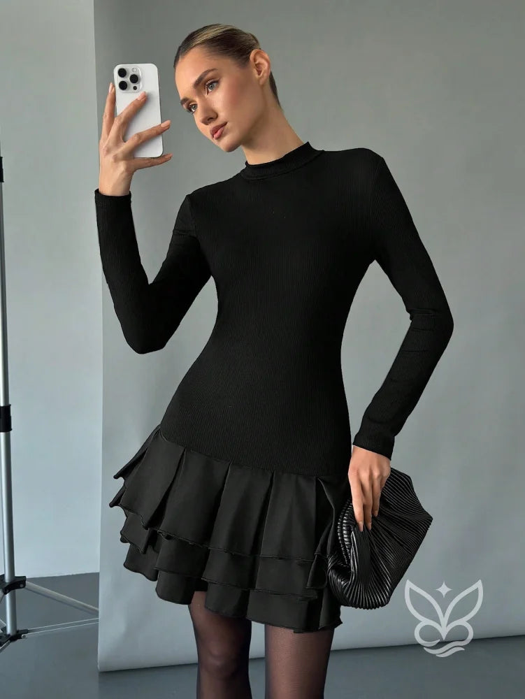 Vestido Curto Com Barra Bufante E Babados E Caimento Ajustado Vestido Curto Com Barra Bufante E Babados E Caimento
