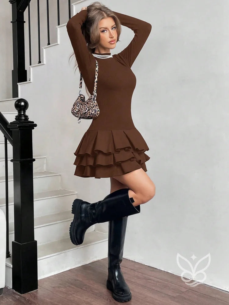 Vestido Curto Com Barra Bufante E Babados E Caimento Ajustado Vestido Curto Com Barra Bufante E Babados E Caimento
