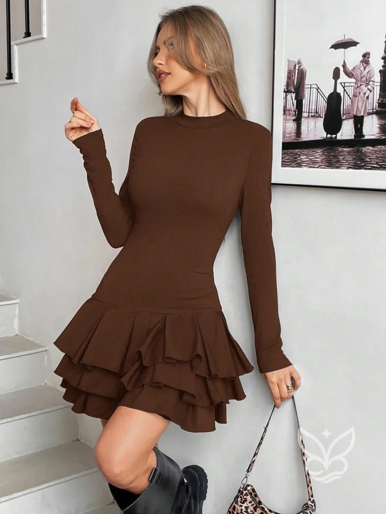 Vestido Curto Com Barra Bufante E Babados E Caimento Ajustado Vestido Curto Com Barra Bufante E Babados E Caimento