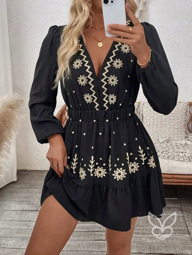 Vestido Curto Com Bordado Étnico E Manga Longa Vestido Curto Com Bordado Étnico E Manga Longa