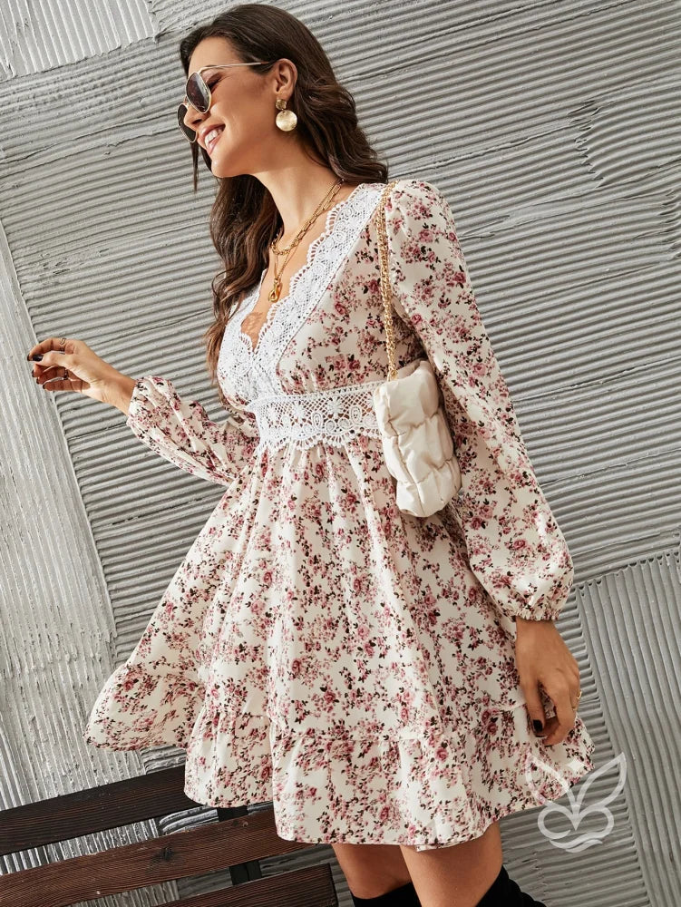 Vestido Curto Floral Com Renda E Decote V Profundo Vestido Curto Floral Com Renda E Decote V Profundo