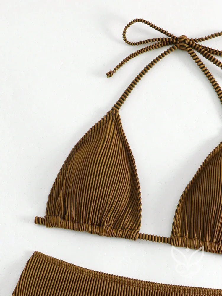 Biquíni Halter Triângulo Com Cintura Alta E Saída Saia Curta Biquíni Halter Triângulo Com Cintura Alta E Saída Saia