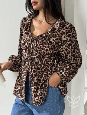 Blusa Animal Print com Laço no Decote e Manga Longa Blusa Animal Print com Laço no Decote e Manga Longa