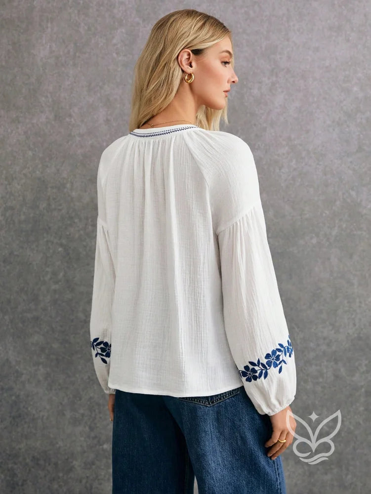 Blusa Boho de Algodão com Bordado Azul e Manga Longa Blusa Boho de Algodão com Bordado Azul e Manga Longa