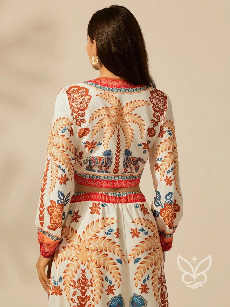 Blusa Boho Estampada com Amarração Frontal e Recorte Blusa Boho Estampada com Decote V e Manga Bufante