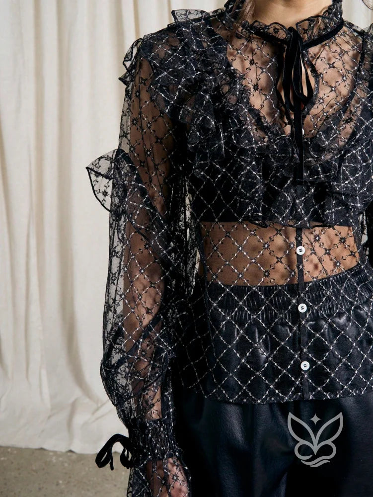 Blusa Boho Rendada Manga Longa E Laço De Veludo No Decote Blusa Boho Rendada Manga Longa E Laço De Veludo No Decote