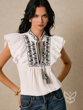 Blusa Bordada Com Babados E Gola Com Amarração Blusa Bordada Com Babados E Gola Com Amarração