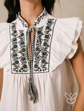 Blusa Bordada Com Babados E Gola Com Amarração Blusa Bordada Com Babados E Gola Com Amarração