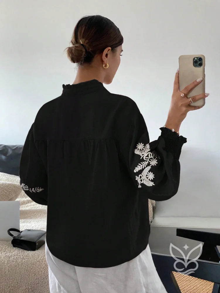 Blusa Bordada Com Botões E Mangas Longas Bufantes Blusa Bordada Com Botões E Mangas Longas Bufantes