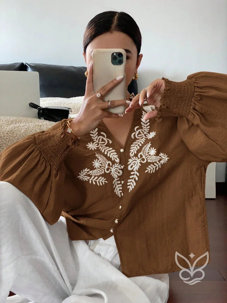 Blusa Bordada Com Botões E Mangas Longas Bufantes Café / PP Blusa Bordada Com Botões E Mangas Longas Bufantes
