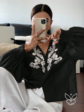 Blusa Bordada Com Botões E Mangas Longas Bufantes Preto / PP Blusa Bordada Com Botões E Mangas Longas Bufantes