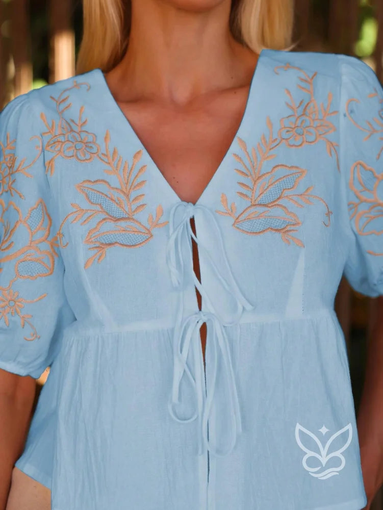 Blusa Bordada com Laço Frontal e Manga Bufante Leve Blusa Bordada com Laço Frontal e Manga Bufante Leve