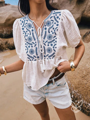 Blusa Bordada Com Mangas Bufantes E Amarração Blusa Estampada Floral com Decote V e Amarração Peplum