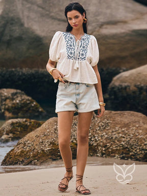 Blusa Bordada Com Mangas Bufantes E Amarração Blusa Estampada Floral com Decote V e Amarração Peplum