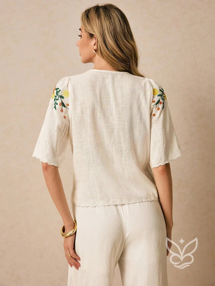 Blusa com Bordado Floral e Amarração no Decote Boho Blusa Estampada Floral com Decote V e Amarração Peplum