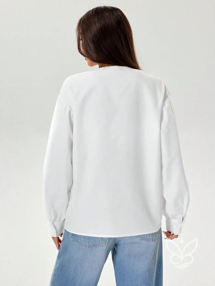 Blusa com Decote Profundo e Gola Laço Elegante Blusa com Decote Profundo e Gola Laço Elegante