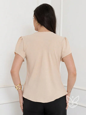 Blusa com Detalhe Vazado e Manga Levemente Bufante Blusa com Detalhe Vazado e Manga Levemente Bufante