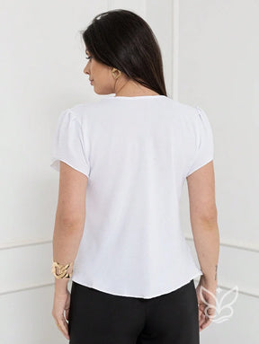 Blusa com Detalhe Vazado e Manga Levemente Bufante Blusa com Detalhe Vazado e Manga Levemente Bufante