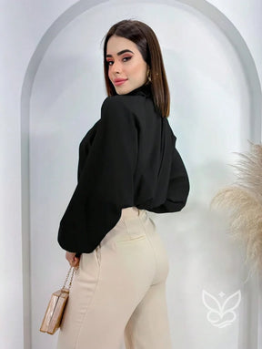 Blusa com Gola Alta Babado e Manga Vazadas Blusa com Gola Alta Babado e Manga Vazadas
