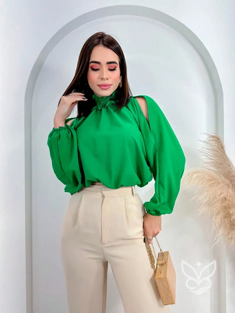 Blusa com Gola Alta Babado e Manga Vazadas Blusa com Gola Alta Babado e Manga Vazadas