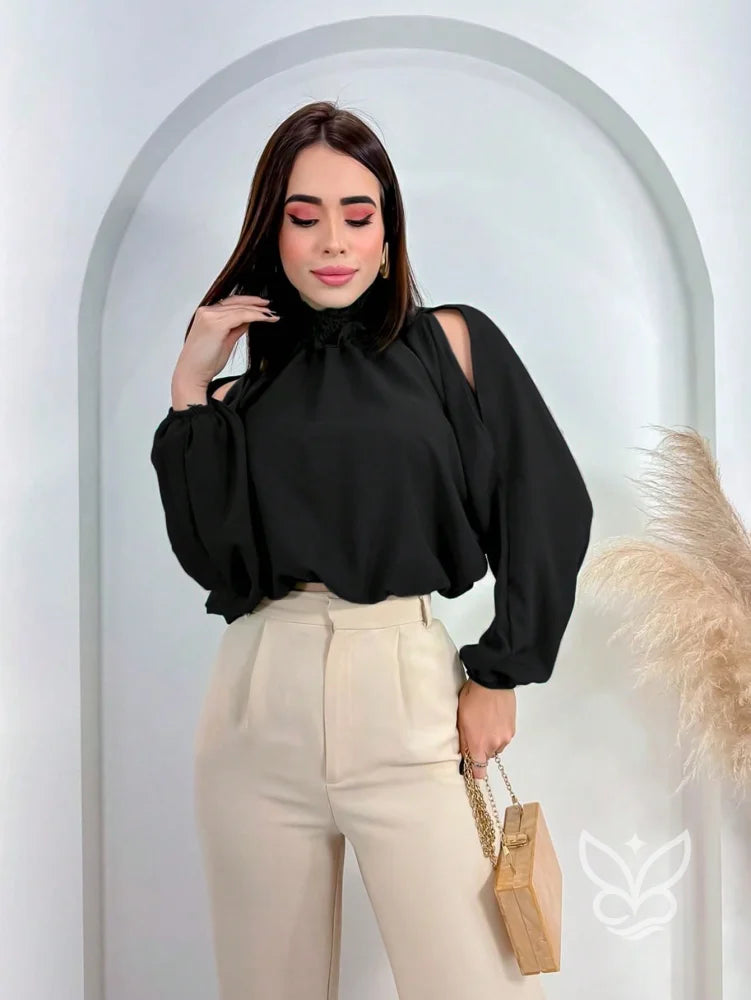Blusa com Gola Alta Babado e Manga Vazadas Blusa com Gola Alta Babado e Manga Vazadas