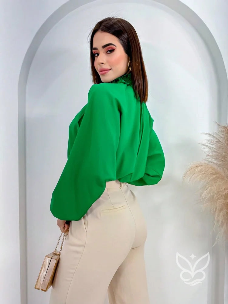 Blusa com Gola Alta Babado e Manga Vazadas Blusa com Gola Alta Babado e Manga Vazadas