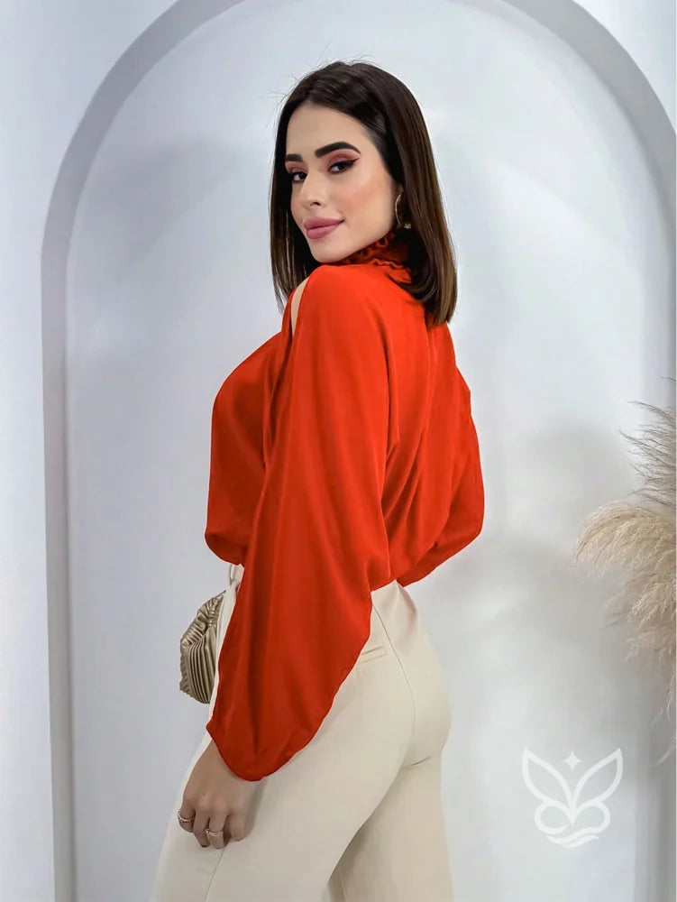 Blusa com Gola Alta Babado e Manga Vazadas Blusa com Gola Alta Babado e Manga Vazadas