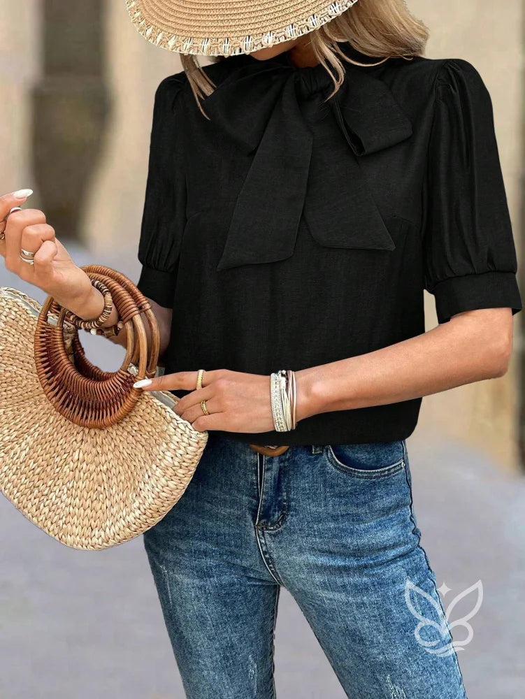 Blusa Com Gola Laço E Manga Bufante Com Pregas Blusa Com Gola Laço E Manga Bufante Com Pregas