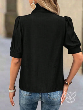 Blusa Com Gola Laço E Manga Bufante Com Pregas Blusa Com Gola Laço E Manga Bufante Com Pregas
