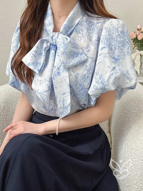 Blusa Com Manga Bufante E Gola Laço Floral Delicada Azul / PP Blusa Com Manga Curta Bufante E Gola Laço Elegante