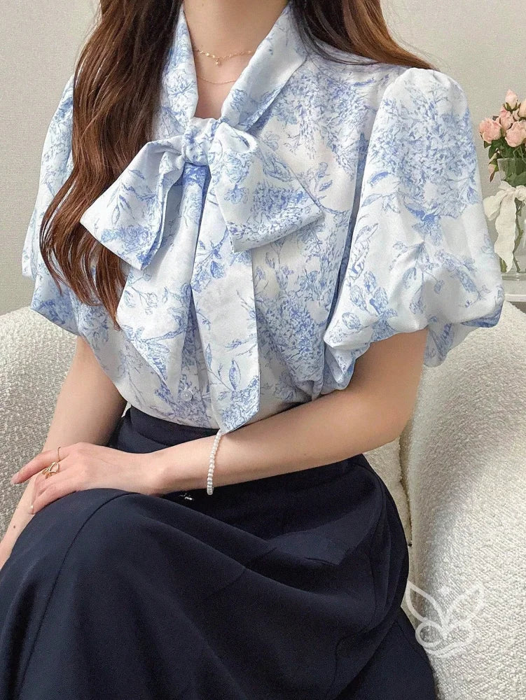 Blusa Com Manga Bufante E Gola Laço Floral Delicada Azul / PP Blusa Com Manga Curta Bufante E Gola Laço Elegante