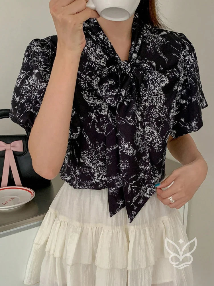 Blusa Com Manga Bufante E Gola Laço Floral Delicada Blusa Com Manga Curta Bufante E Gola Laço Elegante