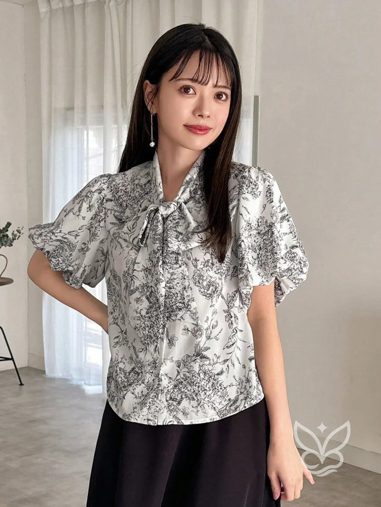 Blusa Com Manga Bufante E Gola Laço Floral Delicada Blusa Com Manga Curta Bufante E Gola Laço Elegante