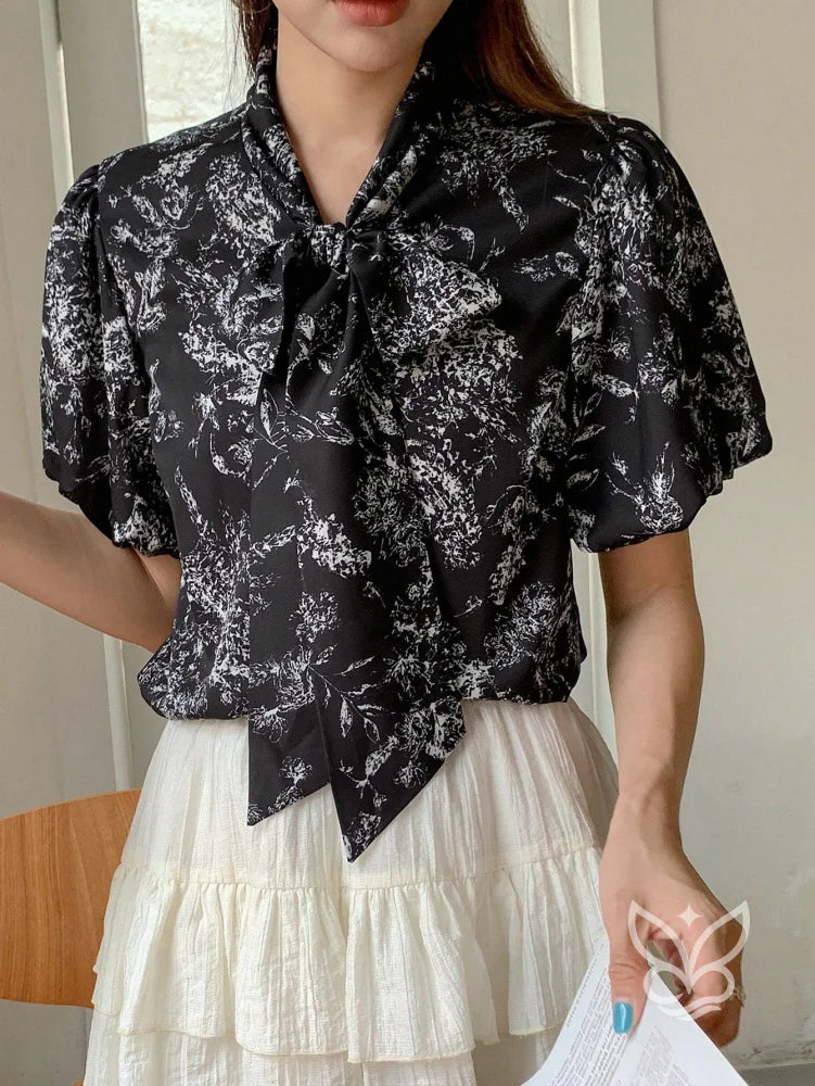 Blusa Com Manga Bufante E Gola Laço Floral Delicada Blusa Com Manga Curta Bufante E Gola Laço Elegante