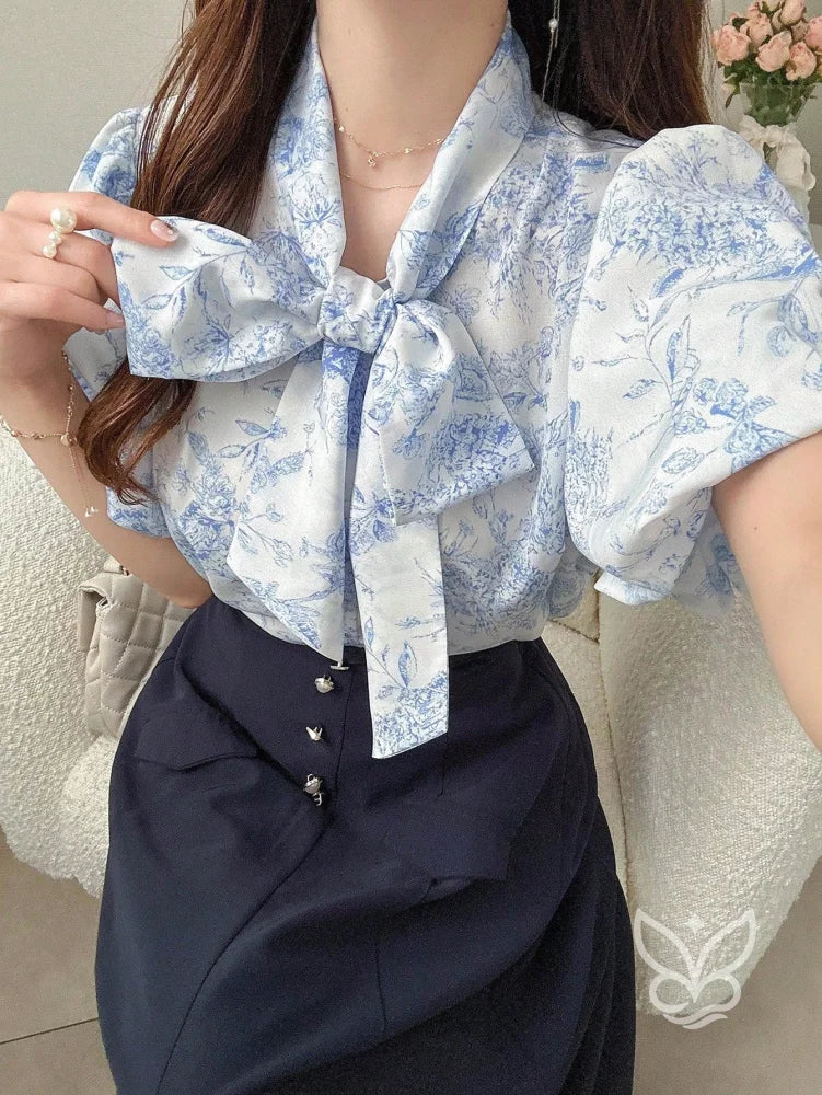 Blusa Com Manga Bufante E Gola Laço Floral Delicada Blusa Com Manga Curta Bufante E Gola Laço Elegante