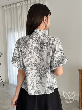 Blusa Com Manga Bufante E Gola Laço Floral Delicada Blusa Com Manga Curta Bufante E Gola Laço Elegante