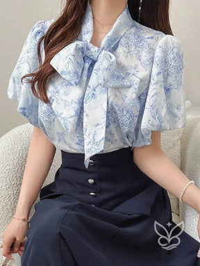 Blusa Com Manga Bufante E Gola Laço Floral Delicada Blusa Com Manga Curta Bufante E Gola Laço Elegante