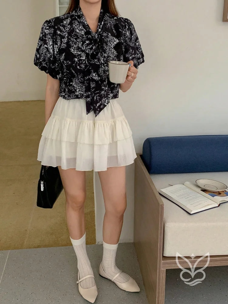 Blusa Com Manga Bufante E Gola Laço Floral Delicada Blusa Com Manga Curta Bufante E Gola Laço Elegante