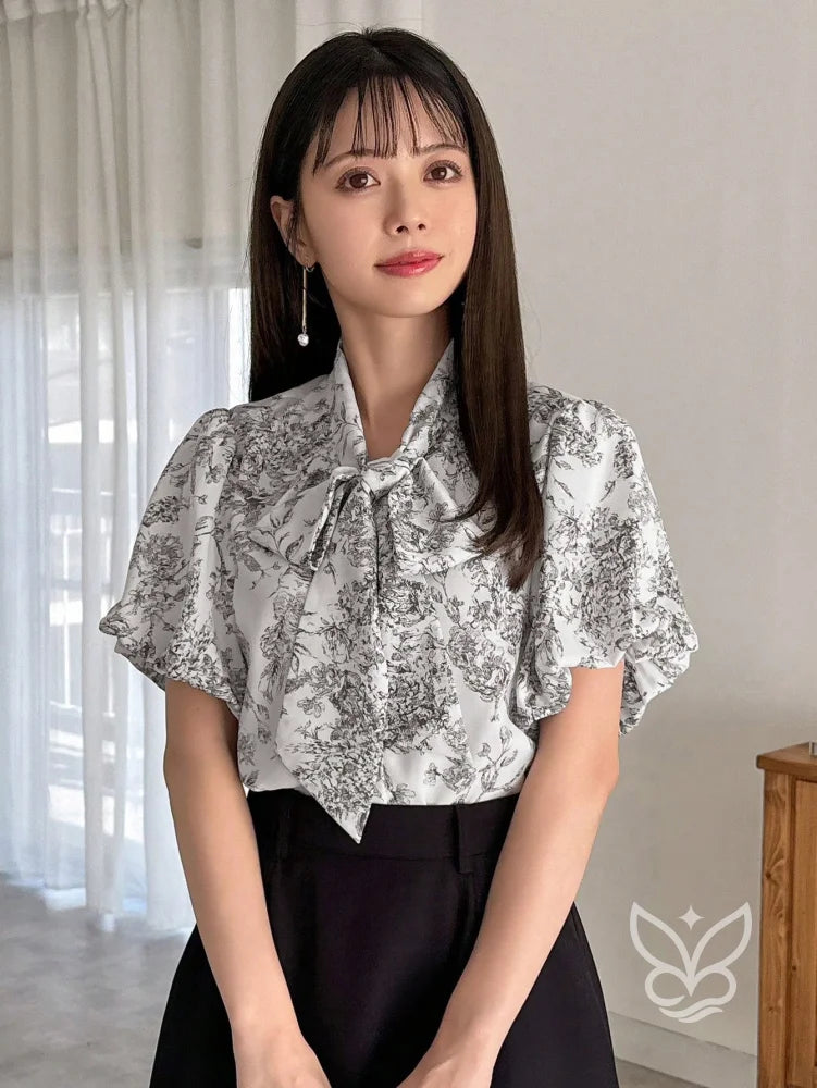 Blusa Com Manga Bufante E Gola Laço Floral Delicada Blusa Com Manga Curta Bufante E Gola Laço Elegante