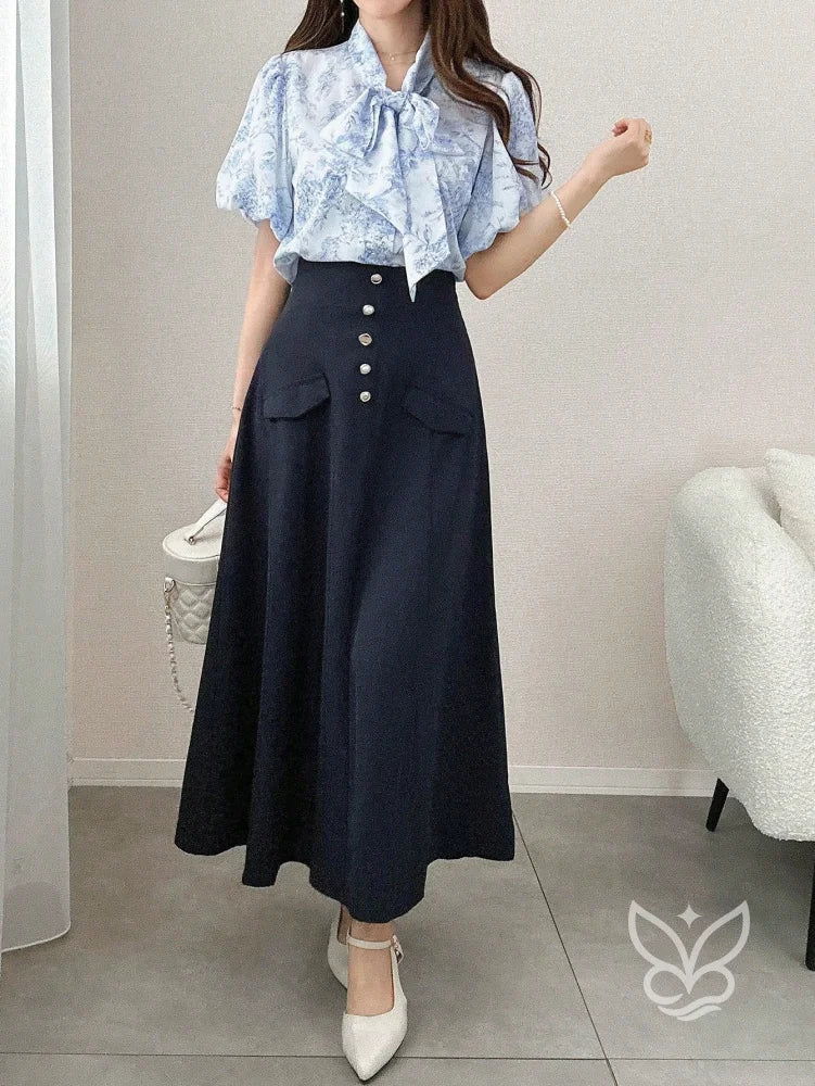 Blusa Com Manga Bufante E Gola Laço Floral Delicada Blusa Com Manga Curta Bufante E Gola Laço Elegante