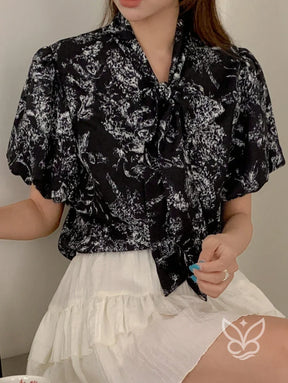 Blusa Com Manga Bufante E Gola Laço Floral Delicada Preto / PP Blusa Com Manga Curta Bufante E Gola Laço Elegante