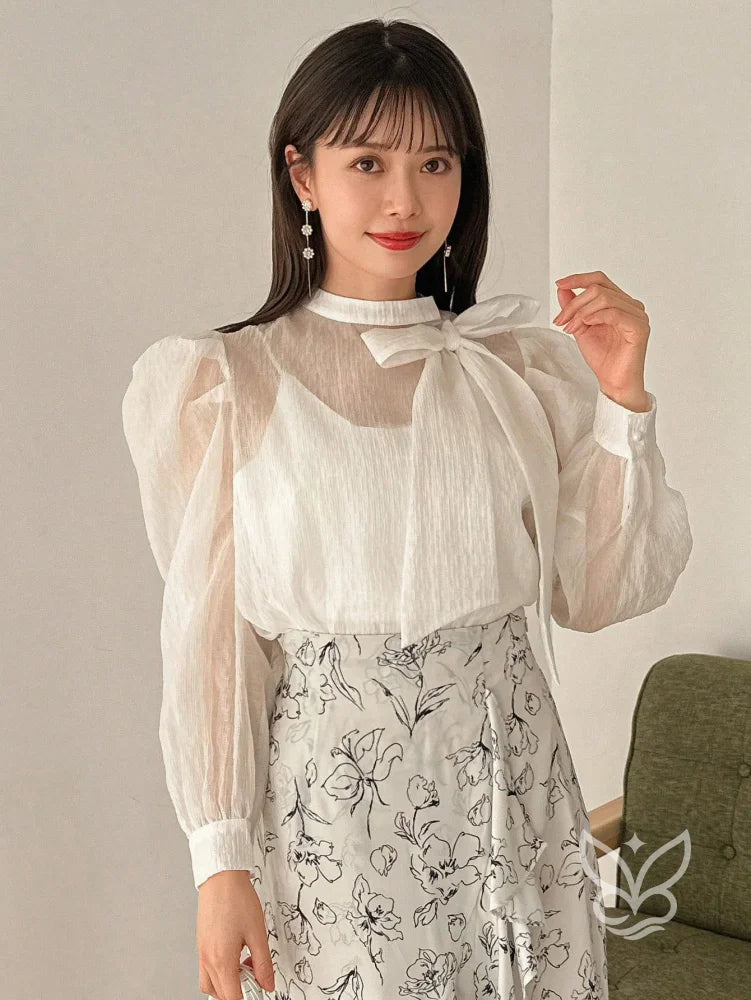 Blusa Com Manga Bufante Gola Laço E Transparência Delicada Blusa Com Manga Bufante Gola Laço E Transparência Delicada