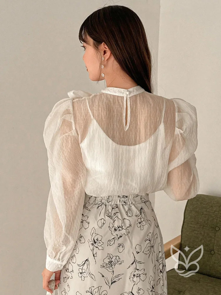Blusa Com Manga Bufante Gola Laço E Transparência Delicada Blusa Com Manga Bufante Gola Laço E Transparência Delicada