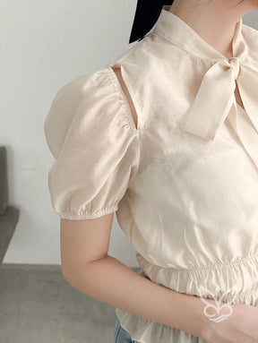 Blusa Com Manga Curta Bufante E Gola Laço Elegante Blusa Com Manga Curta Bufante E Gola Laço Elegante